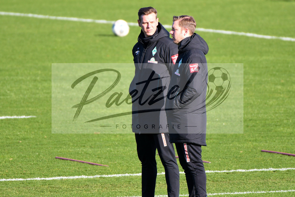 20200205_TRASVW_0054 | Fußball, Herren: Co-Trainer Tim Borowski (SV Werder Bremen) und Trainer Florian Kohfeldt (SV Werder Bremen) schauen waehrend der Trainingseinheit des SV Werder Bremen im Wohninvest Weserstadion am 05.02.2020 in Bremen, Deutschland. - Realisiert mit Pictrs.com