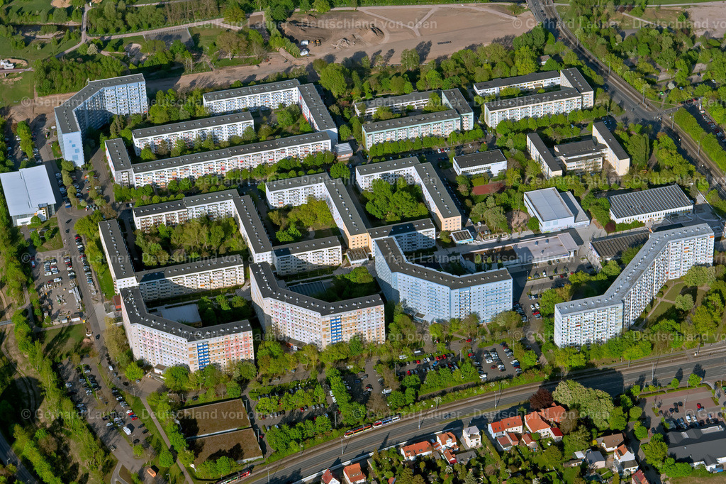 4026056 | ERFURT 06.05.2020 Hochhäuser im Wohngebiet einer industriell gefertigten Plattenbau- Siedlung an der Prager Straße im Ortsteil Berliner Platz in Erfurt im Bundesland Thüringen, Deutschland. // Skyscrapers in the residential area of industrially manufactured settlement on Prager Strasse in the district Berliner Platz in Erfurt in the state Thuringia, Germany. Foto: Gerhard Launer