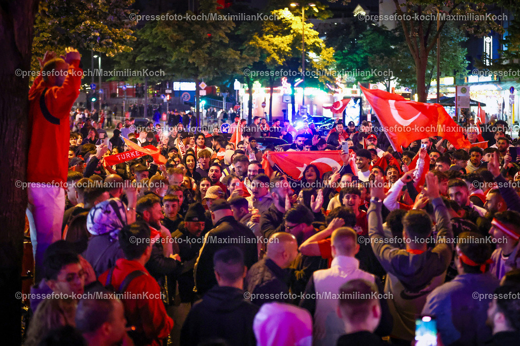 HHmx02072401023 | 02.07.2024, Hamburg, Tausende türkische Fans feiern nach dem Sieg der Türkei auf der hamburger Reeperbahn den Einzug ins Viertelfinale. Es werden jubelnd Rauchtöpfe, bengalos, Blinker, bengalisches Feuer und Feuerwerk gezündet. 