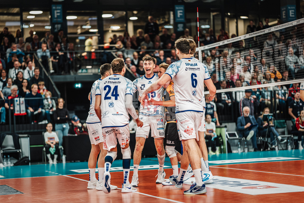 Volleyball | Herren | Saison 2024/2025 | 1. Volleyball Bundesliga Männer | Halbfinale | SVG Lüneburg vs. VfB Friedrichshafen | 05.04.2025 | Jubel beim VfB Friedrichshafen, in der Mitte Jackson George Young (#15, VfB Friedrichshafen)
