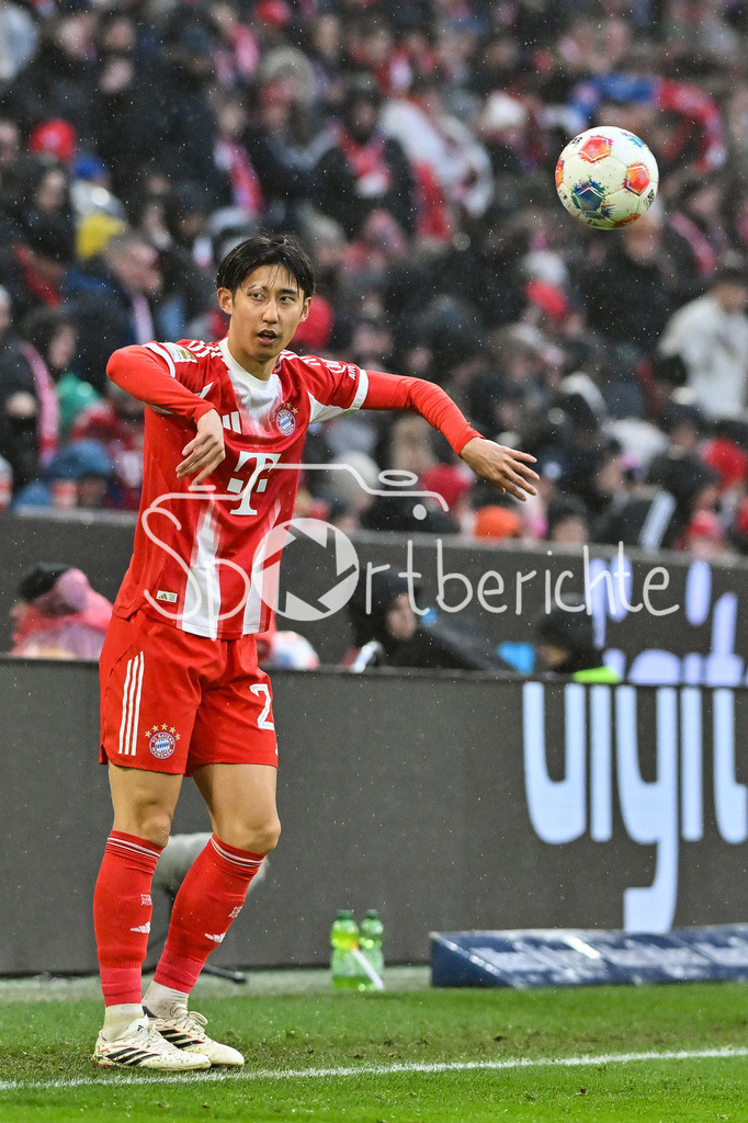 FC Bayern München - Eintracht Frankfurt | MUNICH, GERMANY - 21. FEBRUARY: im Bild Hiroki ITO (FC Bayern Munich 21) bei einem Einwurf / Einzelfoto / Freisteller während dem Bundesligamatch zwischen dem FC Bayern München und der SG Eintracht Frankfurt am 23. Spieltag in der Allianz Arena / DFL REGULATIONS PROHIBIT ANY USE OF PHOTOGRAPHS AS IMAGE SEQUENCES AND/OR QUASI-VIDEO