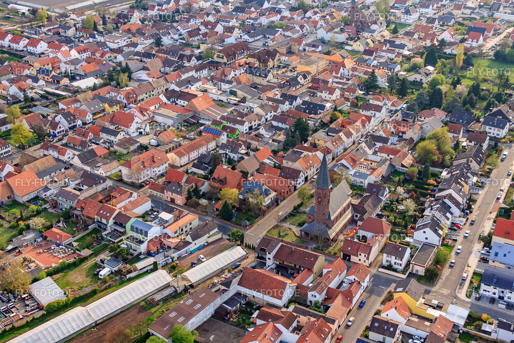 Christuskirche Maxdorf https://www.evkirche-maxdorf.de/ | Luftbild: Christuskirche Maxdorf https://www.evkirche-maxdorf.de/ in Maxdorf im Bundesland Rheinland-Pfalz in Deutschland. Foto: IMG_49871.jpg vom 13.04.2012 durch Werner Riehm/FLY-FOTO.de - Realisiert mit Pictrs.com