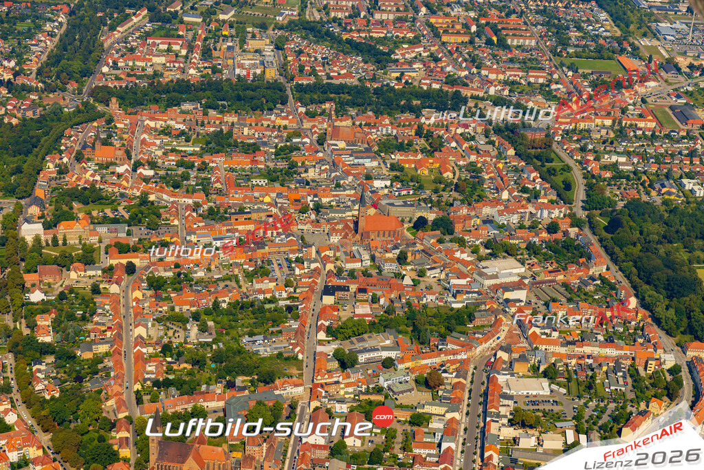 Altstadt Stendal Bild- Das Luftbild wurde 2025 vom UL-Flugzeug heraus erstellt ( keine Drohne bzw. Drohnenaufnahme ) - Hochauflösende Luftaufnahme -Nicht vergleichbar mit Google Maps oder Satelittenbilder- Die Geschenkidee !Mit Lizenz und Bildrechte bestellbar - CC