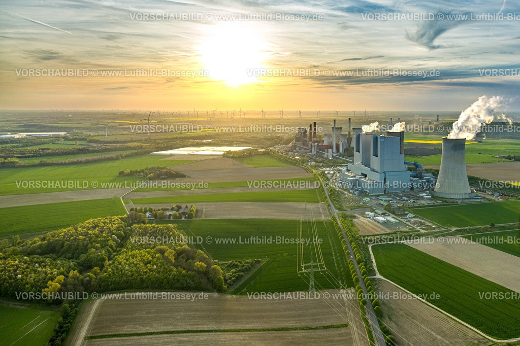 Grevenbroich240403945NeurathRWE_PowerKraftwerkNeurathBOA 2_3 | Luftbild, RWE Power AG Braunkohlenkraftwerk Neurath BoA 2 und 3 im Gegenlicht, die Abendsonne über Wiesen und Feldern, hinten ein Windräderpark, Neurath, Grevenbroich, Rheinland, Nordrhein-Westfalen, Deutschland