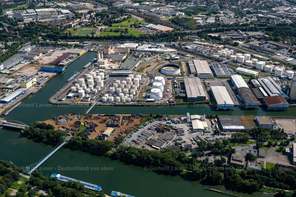 4050026 | Der Hafen Gelsenkirchen liegt am Rhein-Herne-Kanal. Umschlagplatz für Mineralölprodukte und zweitwichtigster Binnenhafen für Getreide in Nordrhein-Westfalen.