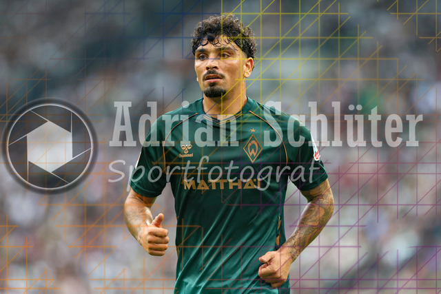 Borussia Mönchengladbach vs SV Werder Bremen - Bundesliga  | Mönchengladbach, Deutschland, 14.09.25:   Cameron Michel Puertas Castro (SV Werder Bremen) schaut waehrend des Spiels der Bundesliga zwischen Borussia Mönchengladbach vs SV Werder Bremen im Stadion im Borussia Park(Foto von Brauer-Fotoagentur / Adrian Schlueter)