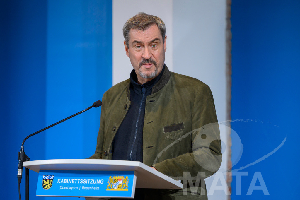 _DW04751 | Bayerns Ministerpräsident Markus Söder (CSU) bei einer Pressekonferenz im Lokschuppen. Rosenheim, 02.12.2025 Bayern Deutschland - Realized with Pictrs.com