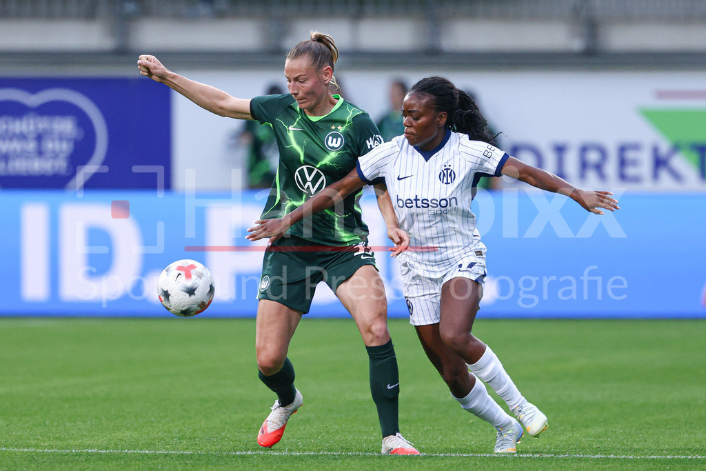 Fussball, UEFA Womens Champions League, VfL Wolfsburg - Inter Mailand | v.li.: Sarai Linder (VfL Wolfsburg, 39) und Toni Payne (Inter Mailand, 17) im Zweikampf, Duell, Dynamik, Aktion, Action, Spielszene