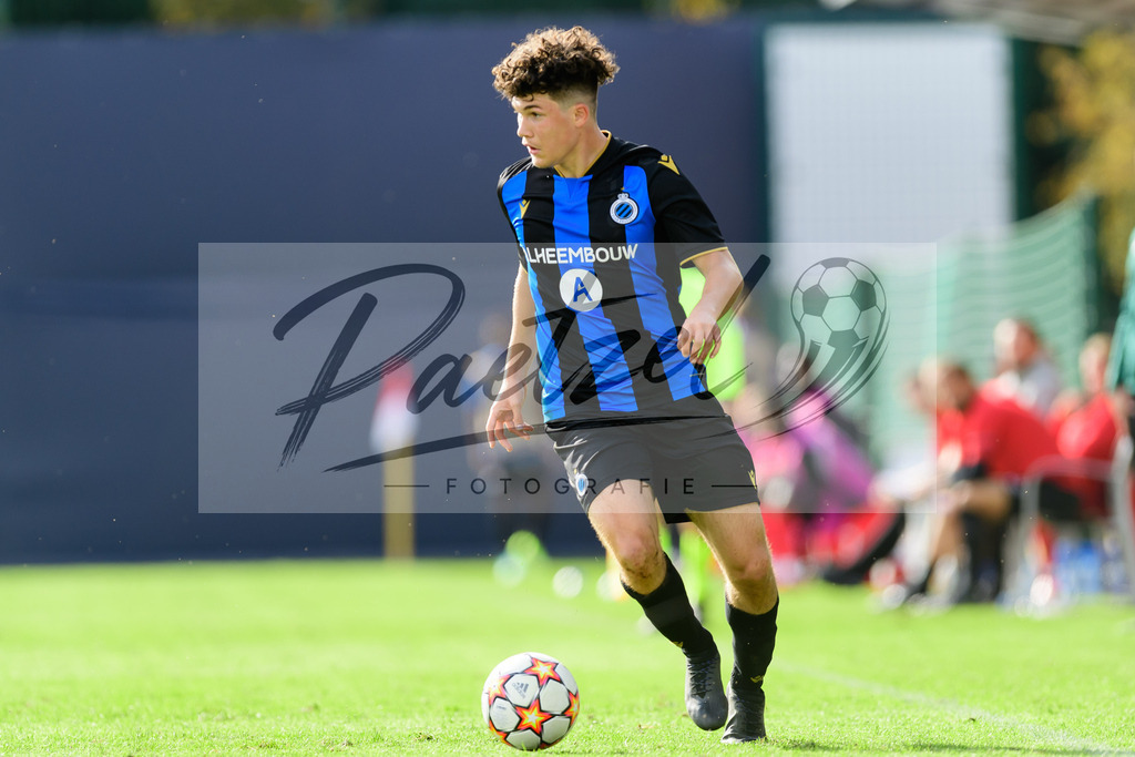 YLLEBR20210928_057 | Fussball, A-Junioren: Kyriani Sabbe (Club Brugge KV) in Aktion, am Ball, Einzelaktion beim Spiel der UEFA Youth League zwischen RB Leipzig und FC Bruegge im Stadion am Cottaweg am 28.09.2021 in Leipzig, Deutschland. - Realisiert mit Pictrs.com