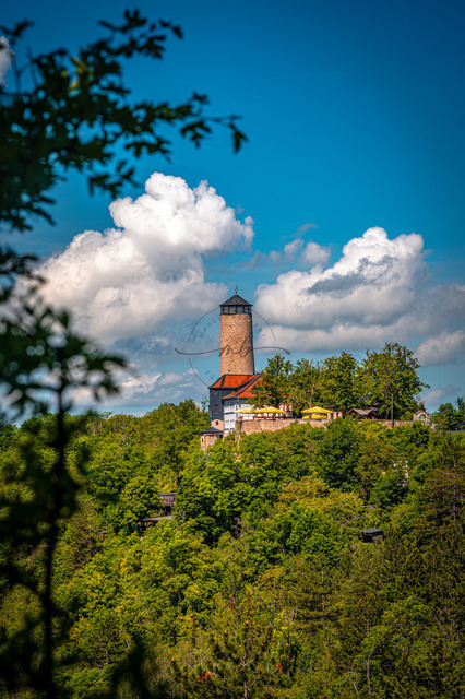 2024-05-26_11-27-48_070 | Blick auf den Fuchsturm auf dem Hausberg in Jena im Sommer bei blauem Himmel und weißen Quellwolken, Jena, Thüringen, Deutschland - Realisiert mit Pictrs.com