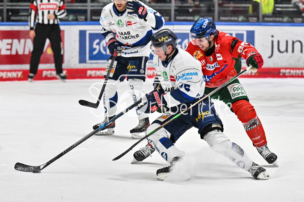 Augsburger Panther - Iserlohn Roosters | AUGSBURG, GERMANY - 06. JANUARY: im Duell Julian NAPRAVNIK (Iserlohn Roosters 75) und Thomas SCHEMITSCH (Augsburger Panther 62) während dem Match zwischen den Augsburger Panthern und den Iserlohn Roosters am 37. Spieltag der Penny DEL im Curt Frenzel Stadion