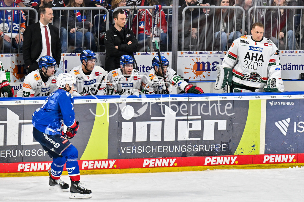 Adler Mannheim - Augsburger Panther | MANNHEIM, DEUTSCHLAND - 25. FEBRUAR: im Bild die Bank der Gäste mit Ersatzkeeper Markus KELLER (Augsburger Panther 3) / während dem Match zwischen den Adler Mannheim und den Augsburger Panthern am 45. Spieltag der Penny DEL in der SAP Arena