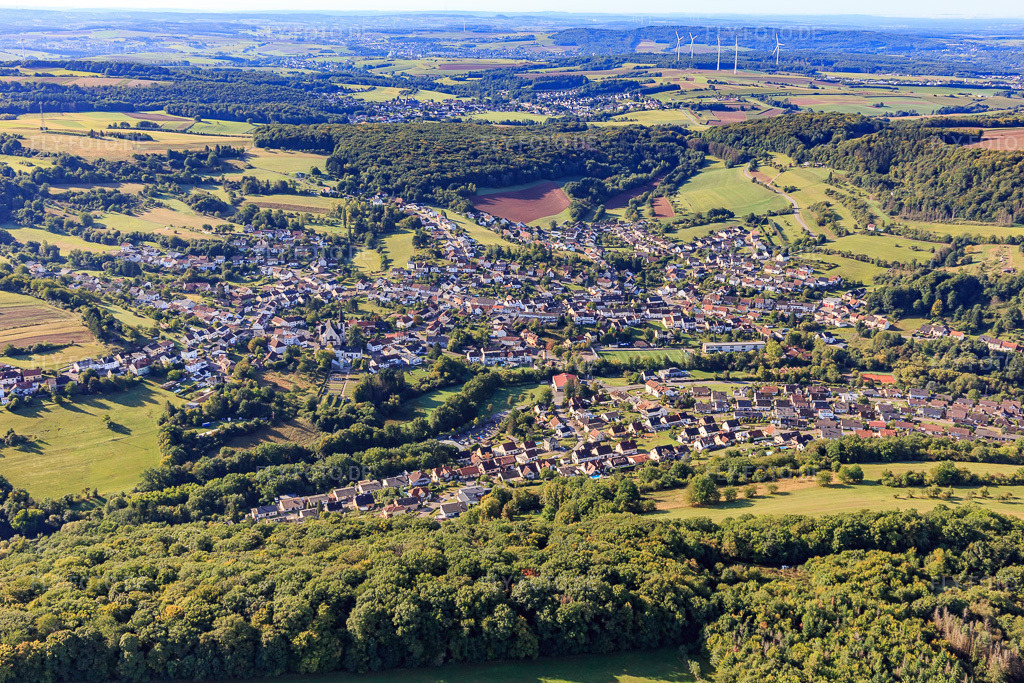 Luftbild: Ortsansicht von Norden im Ortsteil Limbach in Schmelz im Bundesland Saarland in Deutschland. Foto: IMG_149765.jpg vom 06.09.2025 durch Werner Riehm/FLY-FOTO.de