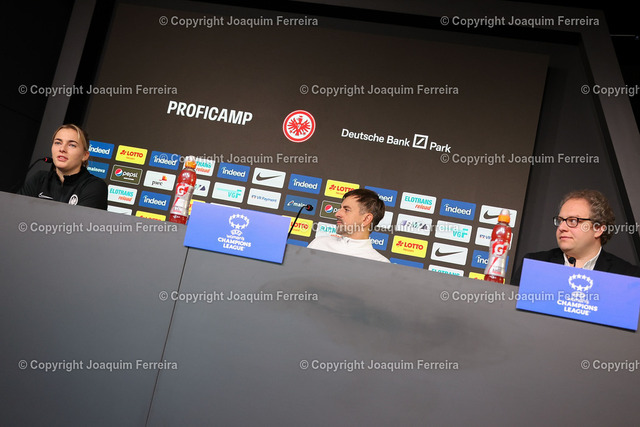 2023.12.20_PK_0313 | 20.12.2023 Pressekonferenz Eintracht Frankfurt mit Cheftrainer Niko Arnautis und Laura Freigang  v.l., - Realisiert mit Pictrs.com