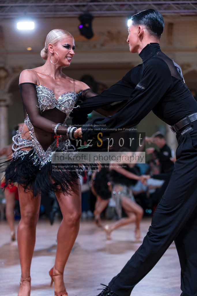 20240706_WDSF_WO_Latin_9239 | Tanzsportbilder, Standardtanz, Lateintanz, WDSF, DTV, LTVB, dancecomp, goc, hessen tanzt, blaues band der spree, walzer, tango, wiener walzer, slowfox, quickstepp, samba, rumba, cha-cha-cha, paso doble. jive, hd-kroft photography, turniertanzsport