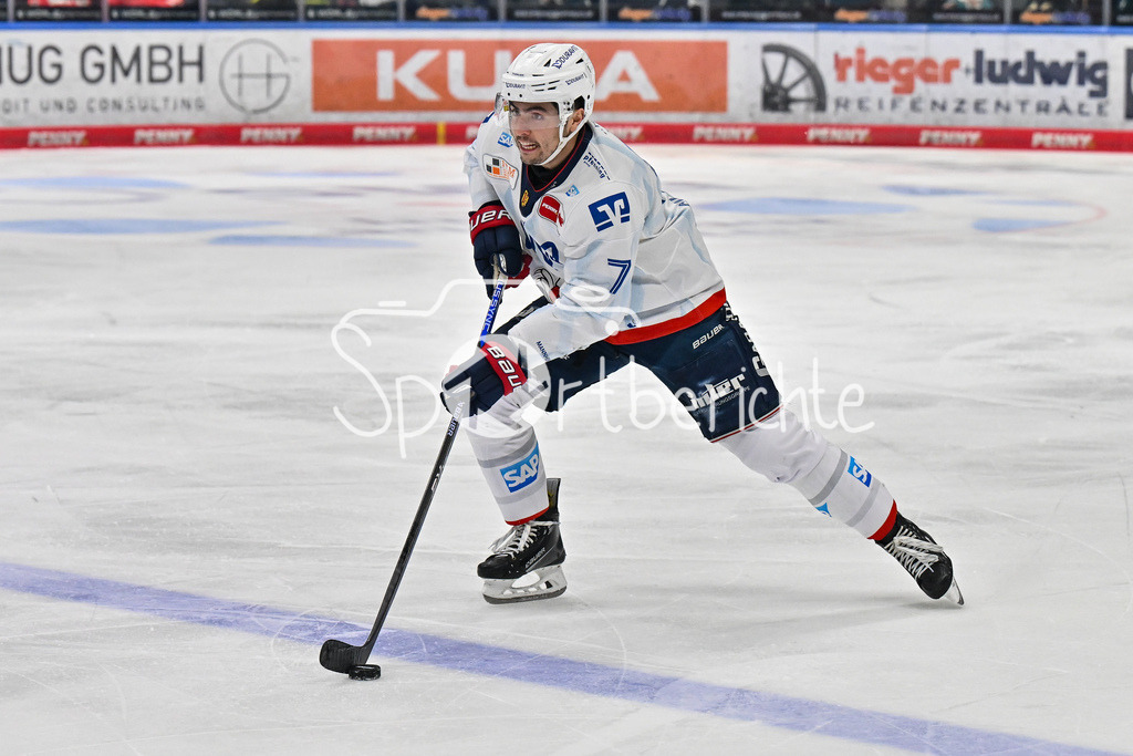 Augsburger Panther - Adler Mannheim | am Puck Joh GILMOUR (Adler Mannheim 7) / Freisteller / Einzelfoto / DEL: Augsburger Panther - Adler Mannheim, Curt Frenzel Stadion am 26.12.2024