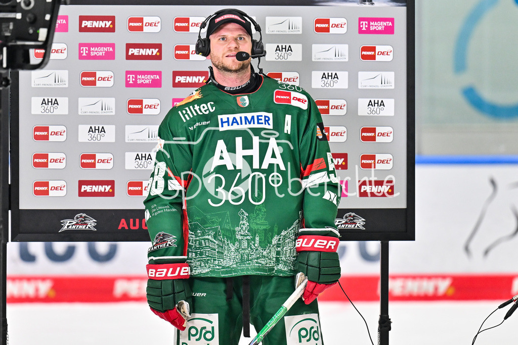 Augsburger Panther - Grizzlys Wolfsburg | AUGSBURG, GERMANY - 15. MARCH: im Bild Maximilian RENNER (Augsburger Panther 58) beim Interview mit MagentaSport während dem Match zwischen den Augsburger Panthern und den Grizzlys Wolfsburg am 52. Spieltag der Penny DEL im Curt Frenzel Stadion