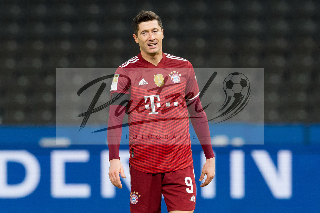 BSCFCB20220123_263 | Fussball, Herren: Robert Lewandowski (FC Bayern Muenchen) schaut bei dem Spiel der 1. Bundesliga zwischen Hertha BSC und FC Bayern Muenchen im Olypiastadion am 23.01.2022 in Berlin, Deutschland.DFB / DFL REGULATIONS PROHIBIT ANY USE OF PHOTOGRAPHS AS IMAGE SEQUENCES AND/OR QUASI-VIDEO. - Realisiert mit Pictrs.com
