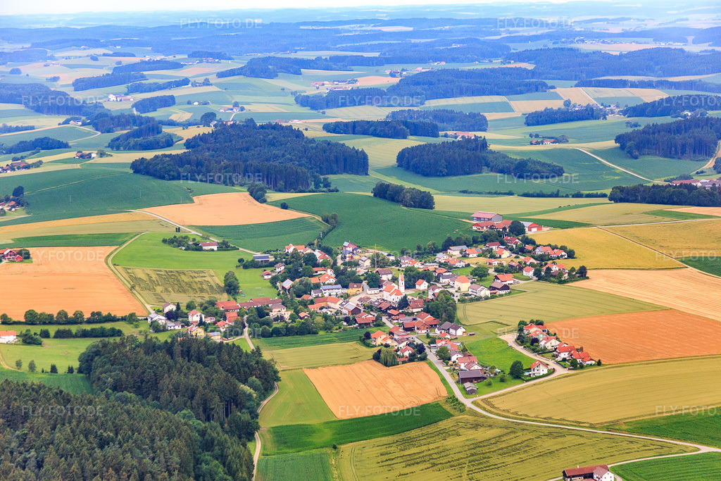 Luftbild: Dorfübersicht von Südosten im Ortsteil Rattenbach in Rimbach im Bundesland Bayern in Deutschland. Foto: IMG_090467.jpg vom 02.07.2016 durch Werner Riehm/FLY-FOTO.de