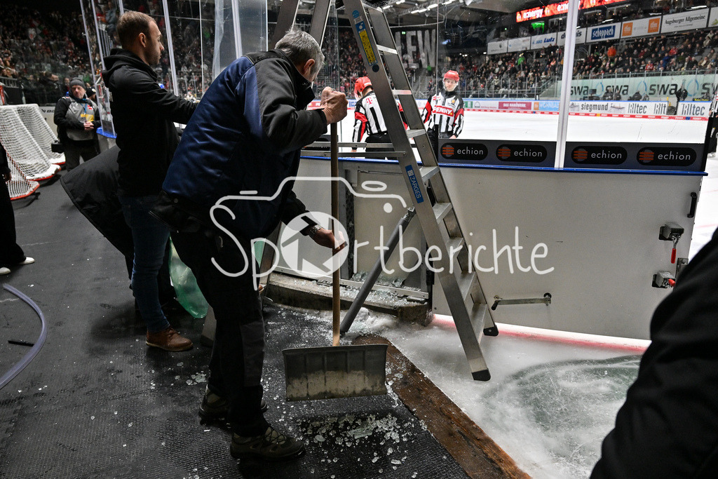 Augsburger Panther - Schwenninger Wild Wings | Nach einem Check von Denis REUL (Augsburger Panther #29) an Sebastian UVIRA (Schwenninger Wild Wings 93) ist die Scheibe zerbrochen / Scherben / Die Eismeister reparieren die defekte Scheibe / Symbolbild / DEL: Augsburger Panther - Schwenninger Wild Wings, Curt Frenzel Stadion am 02.02.2025