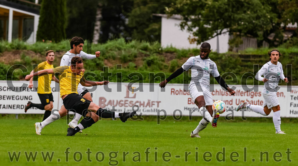 2023-08-09_058_FC_Moosinning_II_gegen_SpVgg_Altenerding | Moosinning, Deutschland, 09.08.2023:
Fußball, Kreisliga 2023 / 2024, 3. Spieltag, FC Moosinning II gegen SpVgg Altenerding, Endergebnis: 1:1

Pedro Flores (SpVgg Altenerding, #6), Alexander Hofmeister (FC Moosinning, #11), Ridwan Bello (SpVgg Altenerding, #5)

Foto: Christian Riedel / fotografie-riedel.net