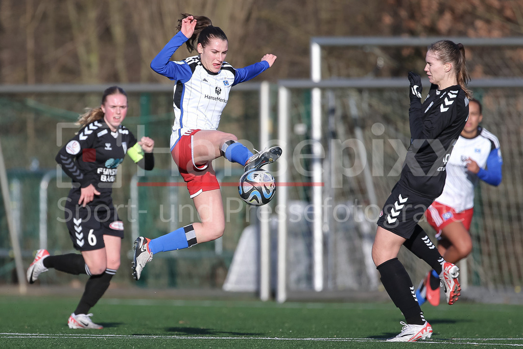 Fussball, Testspiel Frauen, Hamburger SV - Kolding IF | v.li.: Pauline Machtens (Hamburger SV, 28) am Ball, Einzelbild, Ganzkörper, Aktion, Action, Spielszene
