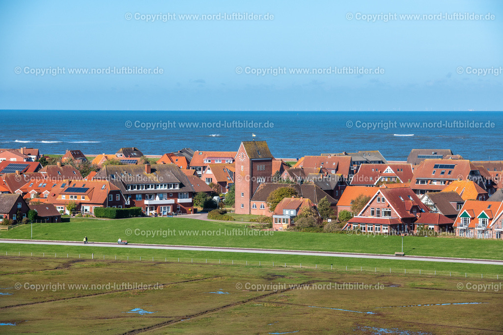 Baltrum_Ortsansicht_ELS_5362091022 | BALTRUM 09.10.2022 Kirchengebäude im Ortszentrum in Baltrum im Bundesland Niedersachsen, Deutschland. // Church building in the village of in Baltrum in the state Lower Saxony, Germany. Foto: Martin Elsen