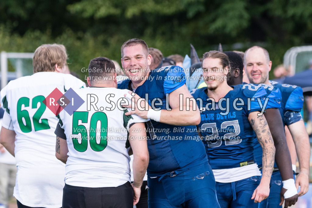 American Football, Saison 2022, Regionalliga Nord, Hamburg Blue Devils - Oldenburg Knights, Dr.-Hermann-Schnell-Sportplatz (Hamburg), 06.08.2022, 07. Gameweek | Konstantin Budde (#50, Oldenburg), Tobias Siewe (#91, Blue Devils, DL)