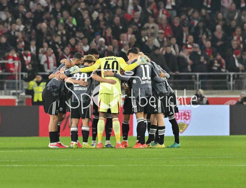 VfB Stuttgart - SG Eintracht Frankfurt | STUTTGART, GERMANY - 13. JANUARY: das Gästeteam motiveirt sich nochmal vor der dem Bundesligamatch zwischen dem VfB Stuttgart und der SG Eintracht Frankfurt am 17. Spieltag in der MHP-Arena / DFL REGULATIONS PROHIBIT ANY USE OF PHOTOGRAPHS AS IMAGE SEQUENCES AND/OR QUASI-VIDEO