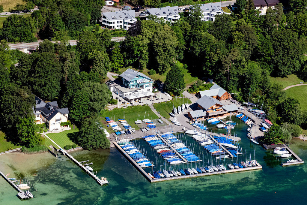 dr__0053532.jpg | STARNBERG 12.06.2020 Yachthafen Münchner Yacht-Club e. V. mit Sportboot- Anlegestellen und Bootsliegeplätzen am Uferbereich des Starnberger See in Starnberg im Bundesland Bayern, Deutschland. // Pleasure boat marina with docks and moorings on the shore area of Starnberger See in Starnberg in the state Bavaria, Germany. Foto: Daniel Reiter