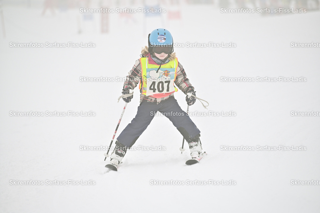 SRF_20.02.2026_0176 | Skirennfotos,Serfaus,Fiss,Ladis,Kinderskirennen,Winter,Tirol,Oberland,skirace,SFL,feelfree,weil wir's genießen,ski,Ski,skifahren,Sonnenplateau, - Realisiert mit Pictrs.com