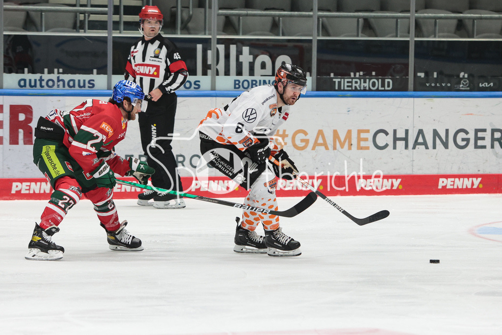 Augsburger Panther - Grizzlys Wolfsburg | Adam JOHNSON (AEV #27) im Duell mit Jordan MURRAY (WOB #8)