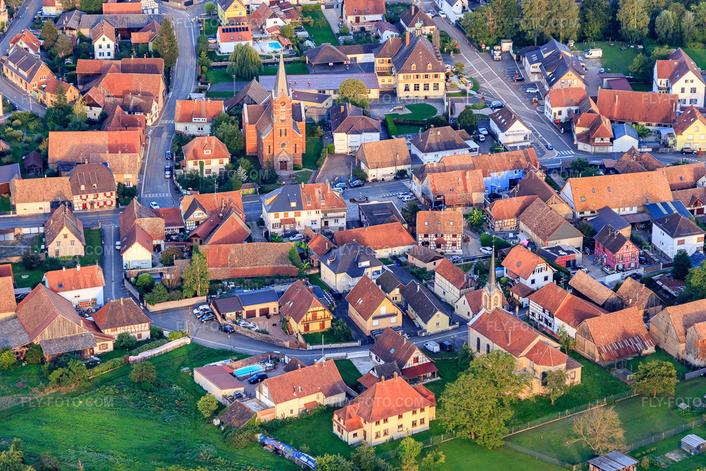 Aerial view: Protestant Church and Town Hall in Obenheim in the state Bas-Rhin, France. – Photo: IMG_137918.jpg taken on 08/18/2023 by Werner Riehm/FLY-FOTO.com – Resolution of the original: 5191 x 3461 px – la commune de Obenheim (Bas-Rhin)