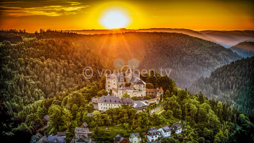 Die Burg Lauenstein zum Sonnenaufgang | Luftbilder, Drohnenbilder, Oberfranken, Bayern, Kronach, Lichtenfels, Kulmbach, Thüringen, Frankenwald, Thüringerwald - Realisiert mit Pictrs.com