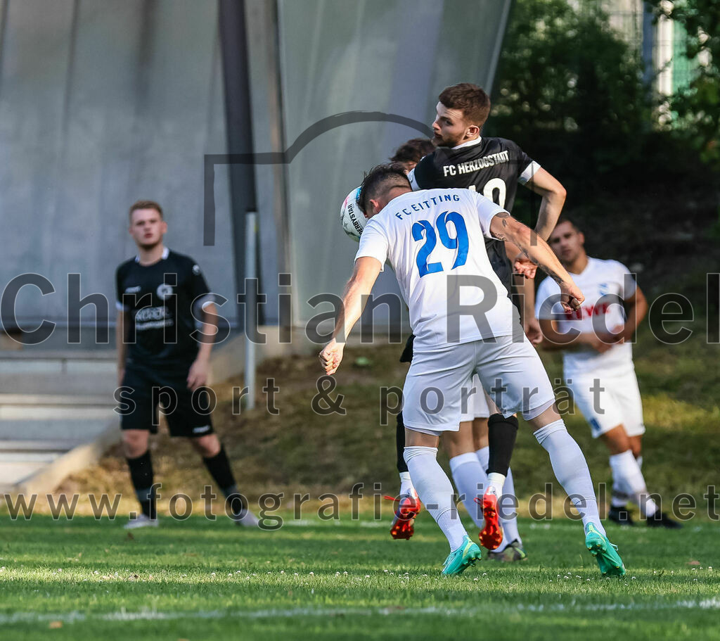 2023-07-18_019_FC_Herzogstadt_gegen_FC_Eitting | Erding, Deutschland, 18.07.2023:
Fußball, TOTO Pokal 2023 / 2024, 1. Spieltag, FC Herzogstadt gegen FC Eitting, Endergebnis: 2:4 n.E.

Michael Schrödl (FC Eitting, #29), Daniel Karamatic (FC Herzogstadt, #10)

Foto: Christian Riedel / fotografie-riedel.net