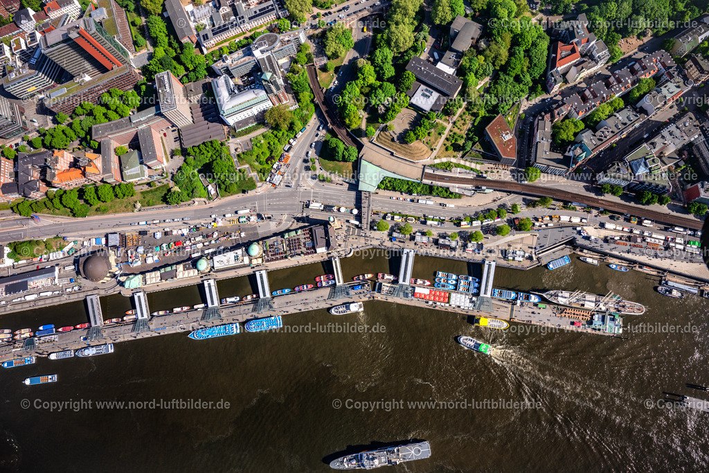Hamburg_Landungsbrücken_Senkrechtaufnahme_ELS_4587090525 | HAMBURG 09.05.2025 Senkrecht- Luftbild aus der Satelliten- Perspektive vom Hafenanlagen und Landungsbrücken am Ufer des Fluss- Verlaufes der Elbe an der Straße Bei den Sankt Pauli-Landungsbrücken im Ortsteil Sankt Pauli in Hamburg, Deutschland. // Vertical aerial view from the satellite perspective of the port facilities and jetties on the banks of the river course of the Elbe on the street Bei den Sankt Pauli-Landungsbruecken in the district of Sankt Pauli in Hamburg, Germany. Foto: Martin Elsen