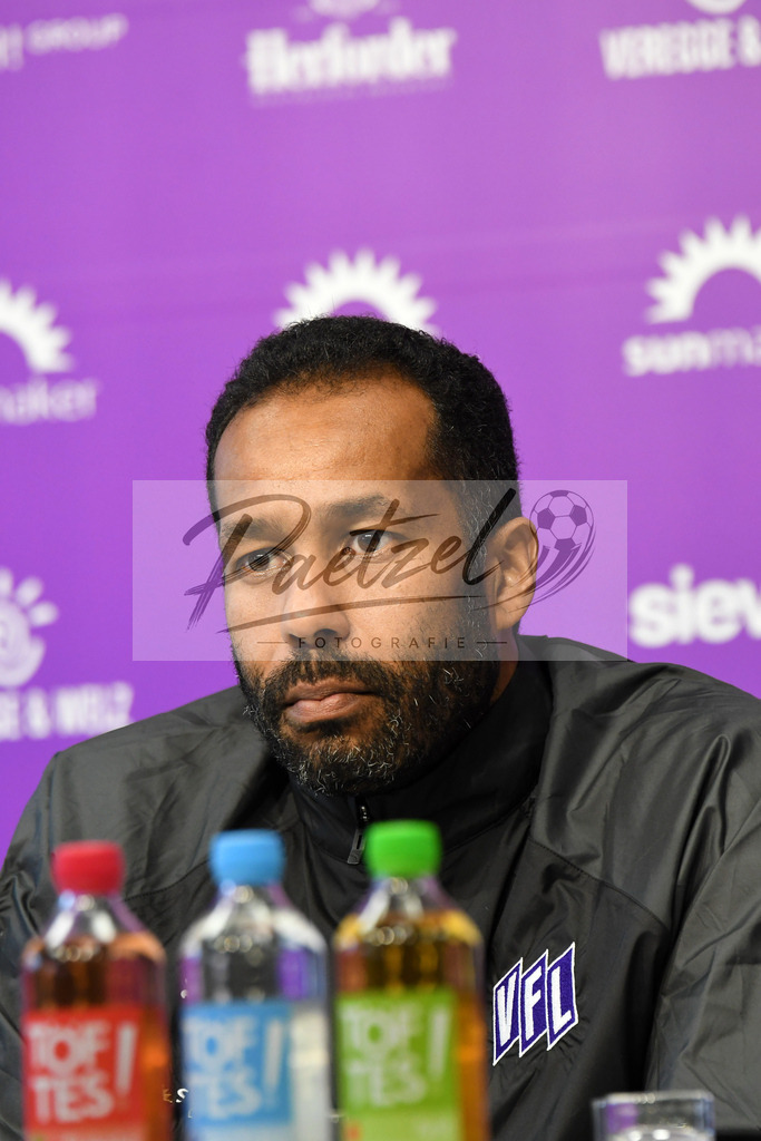 20200304_PKOSNA_0012 | Fussball, Herren: Trainer Daniel Thioune (VfL Osnabrueck) schaut waehrend der Pressekonferenz des VfL Osnabrueck im Presseraum des Stadion an der Bremer Bruecke am 04.03.2020 in Osnabrueck, Deutschland. - Realisiert mit Pictrs.com