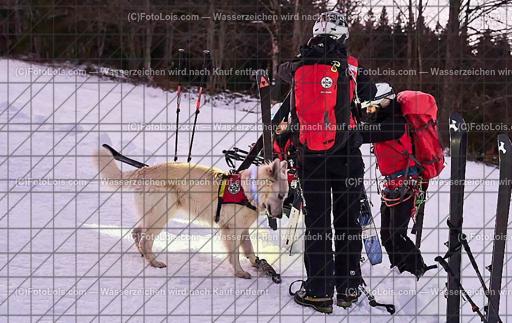_ALP8082_NACHTderBALLONE_Lackenhof_Bergrettung | ... mit dem Ballonsportclub Ötscherland aus Wieselburg, der Bergrettung Lackenhof mit einer Schauübung, der Perchtengruppe 'Gaminger Ötscherteufeln' und dem Musikverein Lackenhof, die Ballonfahrer spendeten ihre Gage in diesem Jahr dem schwer verunglückten Gerald Bernreiter alias 'KLEX' der erst nach der ReHa und einem Umbau seines Hauses in Lackenhof frühestens im Mai 2026 wieder nach Hause kommen kann, So 28. Dezember 2025.