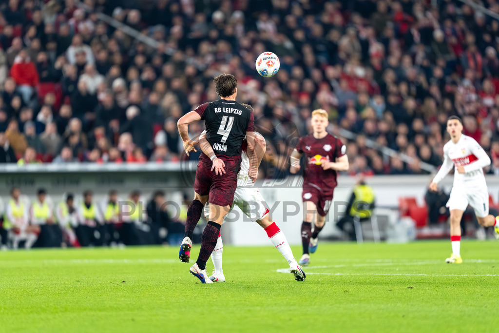 VfB Stuttgart vs. RB Leipzig, Fussball, 1. Bundesliga, 26. Spieltag, 15.03.2026 | Willi Orban (RB Leipzig, #04) und Ermedin Demirovic (VfB Stuttgart, #09),VfB Stuttgart vs. RB Leipzig, Fussball, 1. Bundesliga, 26. Spieltag, 15.03.2026Foto: photosbyphips/Philip Ziegler