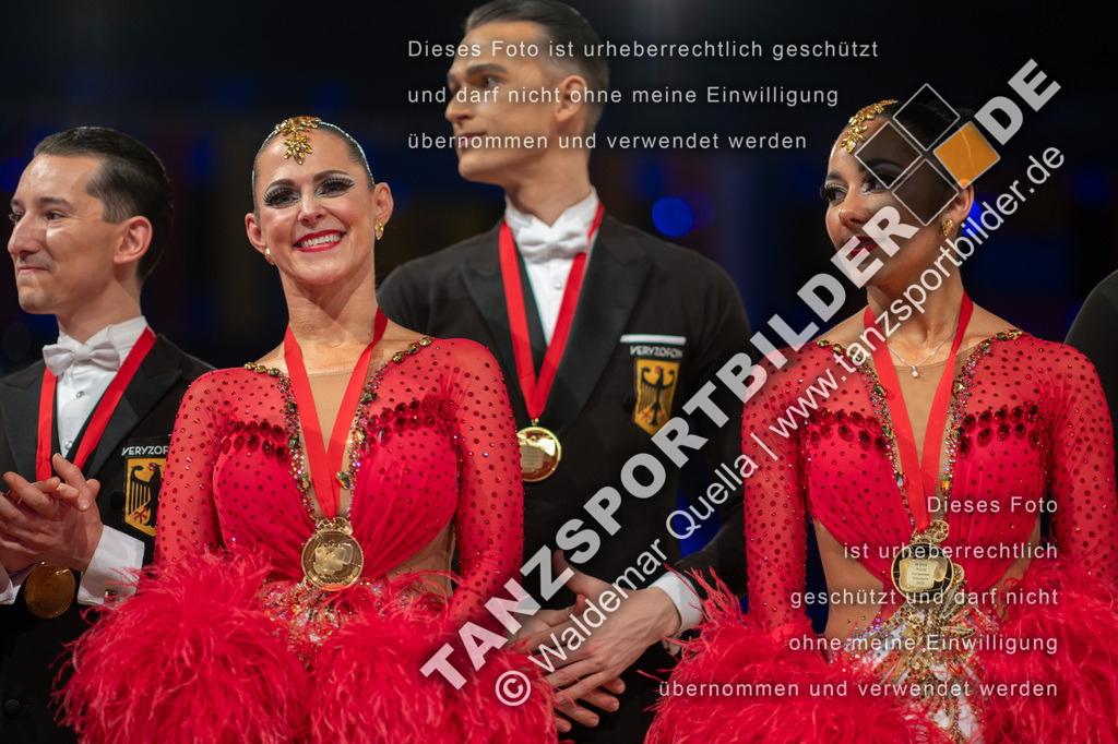 20251206-06073 | Hier finden Sie Tanz Bilder vom Latein und Standard Formationen tanzen. Sportbilder vom Tanzsport. Schöne Fotos und von Weltmeisterschaft, Europameisterschaft, Bundesliga, Regionalliga, Oberliga und Landesliga sowie von GOC Stuttgart, DanceComp, WM Bremen