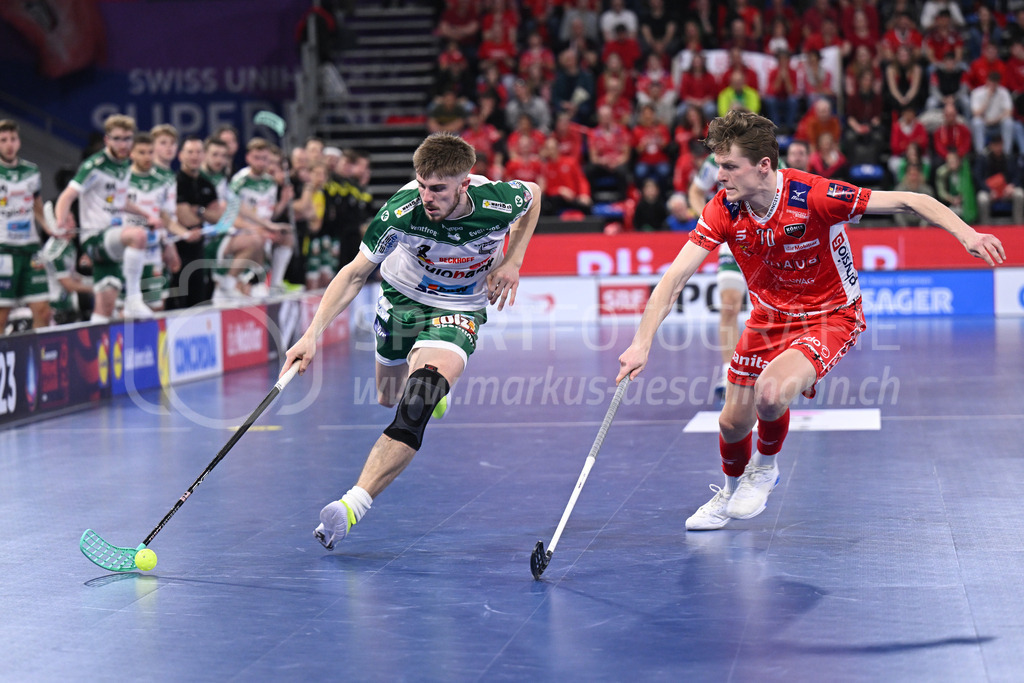 SV Wiler-Ersigen vs Floorball Köniz - 15. April 2023 | SV Wiler-Ersigen vs Floorball Köniz
Stimo Arena, Kloten
Noah Siegenthaler (#8 SV Wiler-Ersigen) gegen Samuel Poffet (#70 Floorball Koeniz).
Bild: Sportfotografie Markus Aeschimann | www.markus-aeschimann.ch - Realisiert mit Pictrs.com