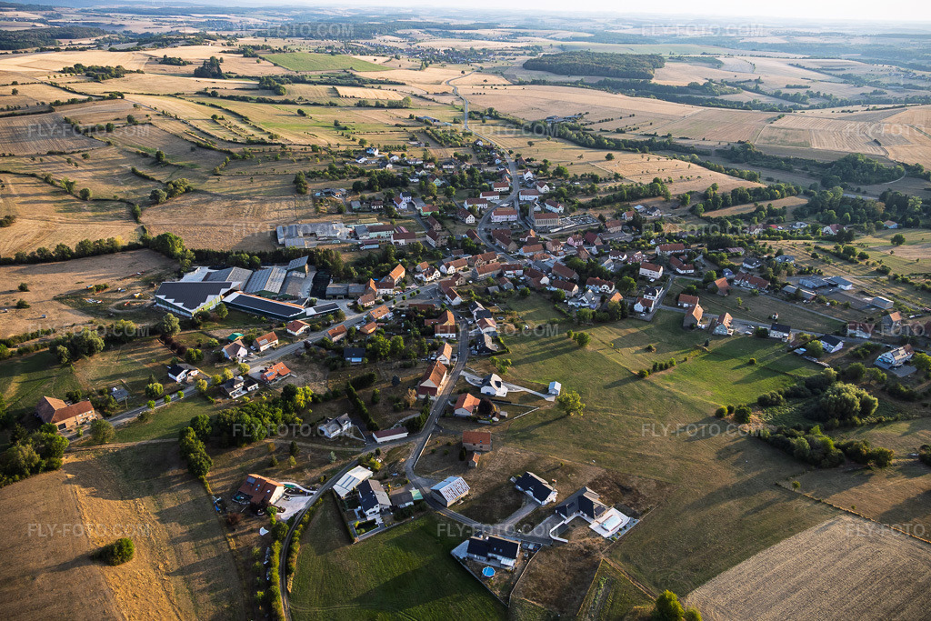 Aerial view: View of the town from the southwest in Epping in the state Moselle, France. – Photo: IMG_158815.jpg taken on 08/15/2026 by Werner Riehm/FLY-FOTO.com – Resolution of the original: 5876 x 3917 px