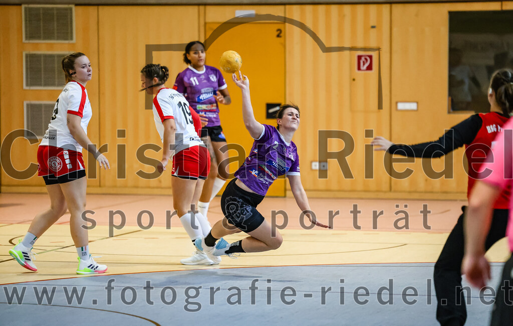 2024-10-13_042_SpVgg_Altenerding_gegen_SC_Freising | Erding, Deutschland, 13.10.2024:Handball, Bezirksoberliga Frauen Altbayern 2024 / 2024, 3. Spieltag, SpVgg Altenerding gegen SC Freising, Endergebnis: 26:35Nika Miller (HSG Freising-Neufahrn, #19), Janina Konrad (SpVgg Altenerding, #2)Foto: Christian Riedel / fotografie-riedel.net