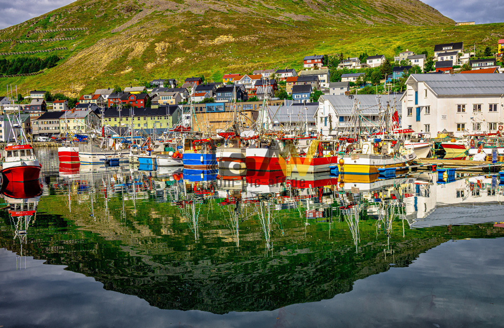 Bunte farbige Boote im Hafen von Honningsvåg-Norwegen-Nord Kapp | Die Abbildung zeigt den Hafen von Honningsvåg, einer Stadt in der Gemeinde Nordkapp im Norden Norwegens. Honningsvåg liegt auf der Insel Magerøya und ist bekannt für seine spektakuläre Landschaft. Die Stadt ist ein wichtiger Anlaufpunkt für Kreuzfahrtschiffe und der Ausgangspunkt für Reisen zum Nordkap.  - Realisiert mit Pictrs.com