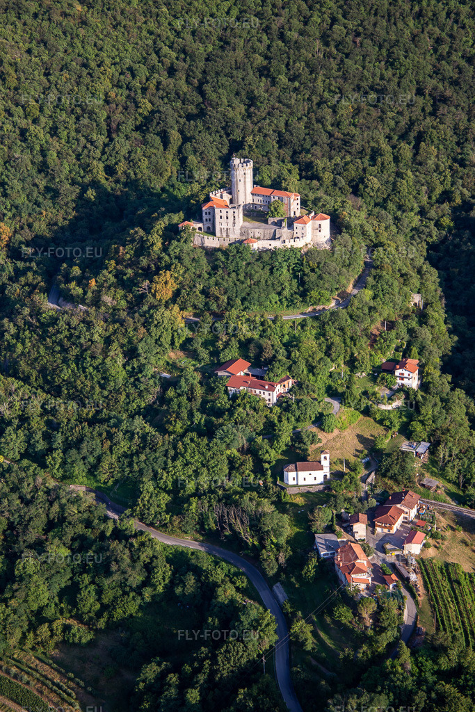 Vue aérienne: Château / Grad Rihemberk à le quartier Branik in Nova Gorica dans le département Slovénie, Slovénie. Photo: IMG_137483.jpg prise le 14/07/2023 par Werner Riehm/FLY-FOTO.euRésolution de l'original: 3648 x 5472 pxDomov - Grad Rihemberk