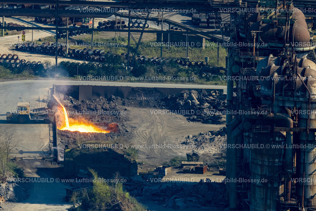 Duisburg250402035 | Luftbild, ArcelorMittal Hochfeld GmbH Stahldrahtwerk, Abschütten von glühendem Material, Laar, Duisburg, Ruhrgebiet, Nordrhein-Westfalen, Deutschland