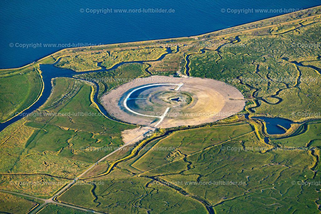 Langeness_Hallig_Neubau_Einer_Warft_ELS_3976060822 | LANGENEß 06.08.2022 Warft Neubau auf der Hallig Langeneß zum Schutz gegen Hochwasser im Bundesland Schleswig-Holstein, Deutschland. // Terps new building on the Hallig Langeness for protection against flooding in the state Schleswig-Holstein, Germany. Foto: Martin Elsen