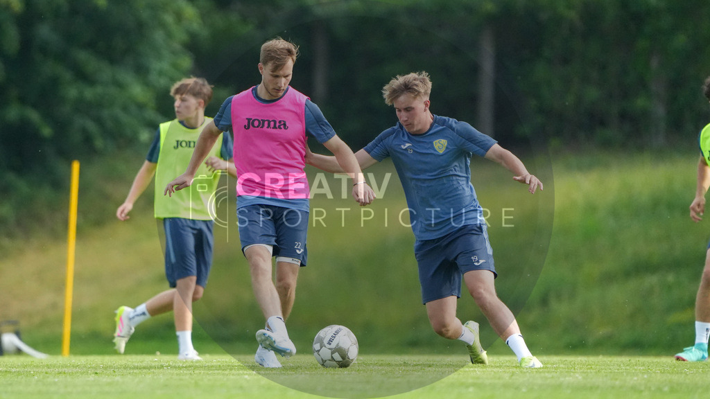 Fußball, Herren, Saison 2025/2026, Regionalliga Nordost, Trainingsauftakt des FSV 63 Luckenwalde am 18.06.2025 im Werner-Seelenbinder-Stadion, | Fußball, Herren, Saison 2025/2026, Regionalliga Nordost, Trainingsauftakt des FSV 63 Luckenwalde am 18.06.2025 im Werner-Seelenbinder-Stadion, Im Bild: Fabio Schneider (l.) und Fritz Schröder (r.) - Realisiert mit Pictrs.com