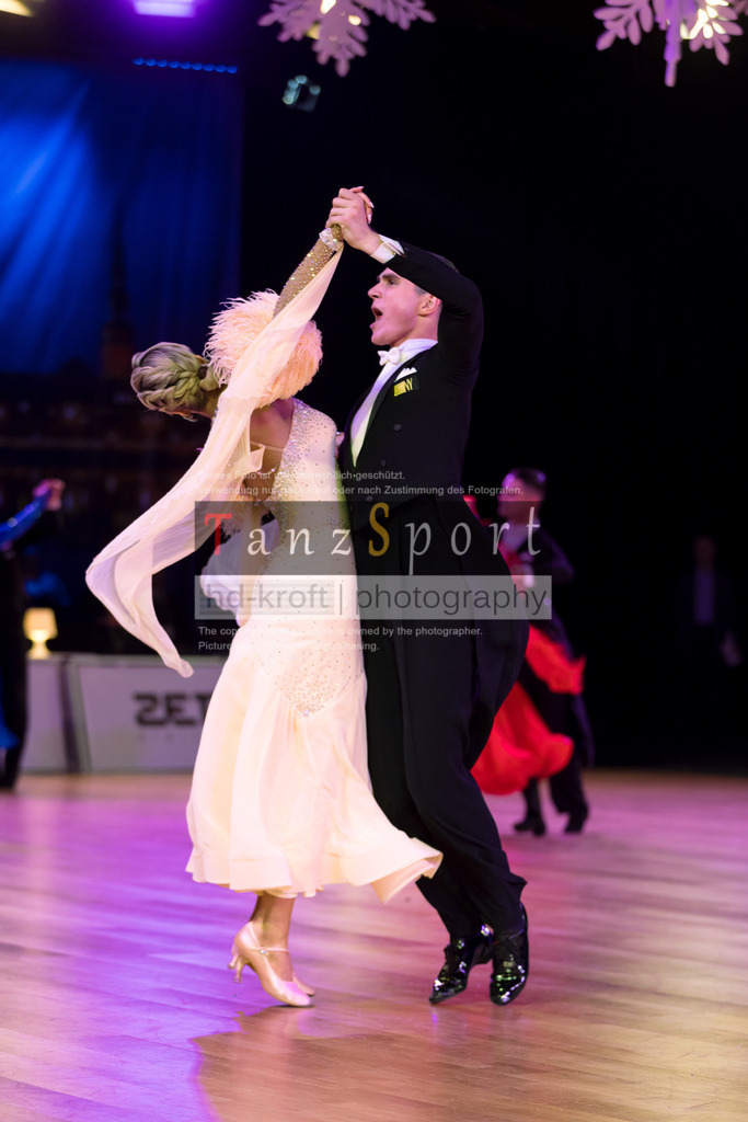 20241215_WDSF_Int_Open_Std-Riga-9381 | Tanzsportbilder, Standardtanz, Lateintanz, WDSF, DTV, LTVB, dancecomp, goc, hessen tanzt, blaues band der spree, walzer, tango, wiener walzer, slowfox, quickstepp, samba, rumba, cha-cha-cha, paso doble. jive, hd-kroft photography, turniertanzsport
