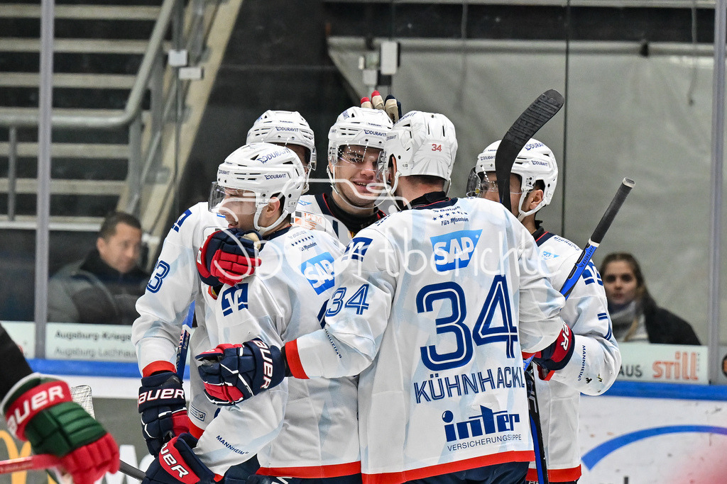 Augsburger Panther - Adler Mannheim | Jubel der Gaeste nach dem Treffer zum 0-3 durch Stefan LOIBL (Adler Mannheim 13)   Freude / Happy / Tor / Torschuezte / DEL: Augsburger Panther - Adler Mannheim, Curt Frenzel Stadion am 26.12.2024